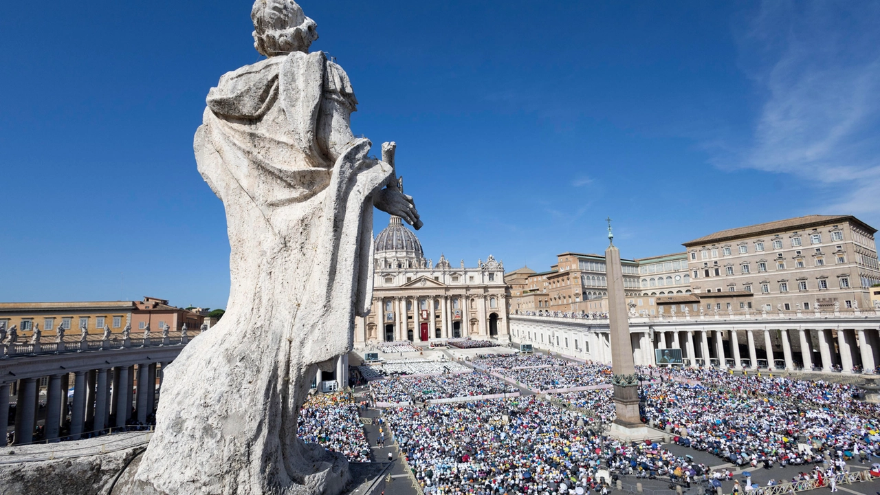 Acutis e Frassati sono Santi. Centinaia di migliaia di fedeli a Roma. Il Papa ai giovani: “Non sciupate le vostre vite” / 