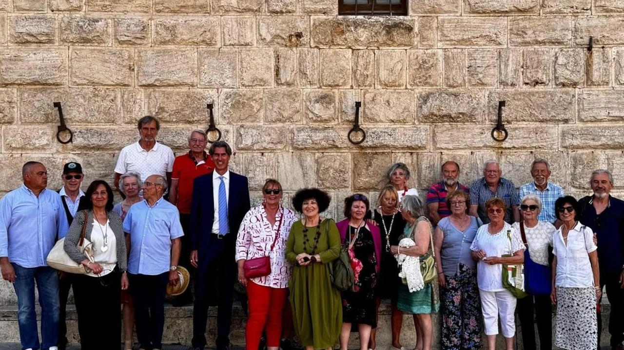 Foto di gruppo con il sindaco Angiolini per il nuovo incontro del gemellaggio tra Montepulciano e Moulins, che tocca quota trenta anni Foto di gruppo con il sindaco Angiolini per il nuovo incontro del gemellaggio tra Montepulciano e Moulins, che tocca quota trenta anni