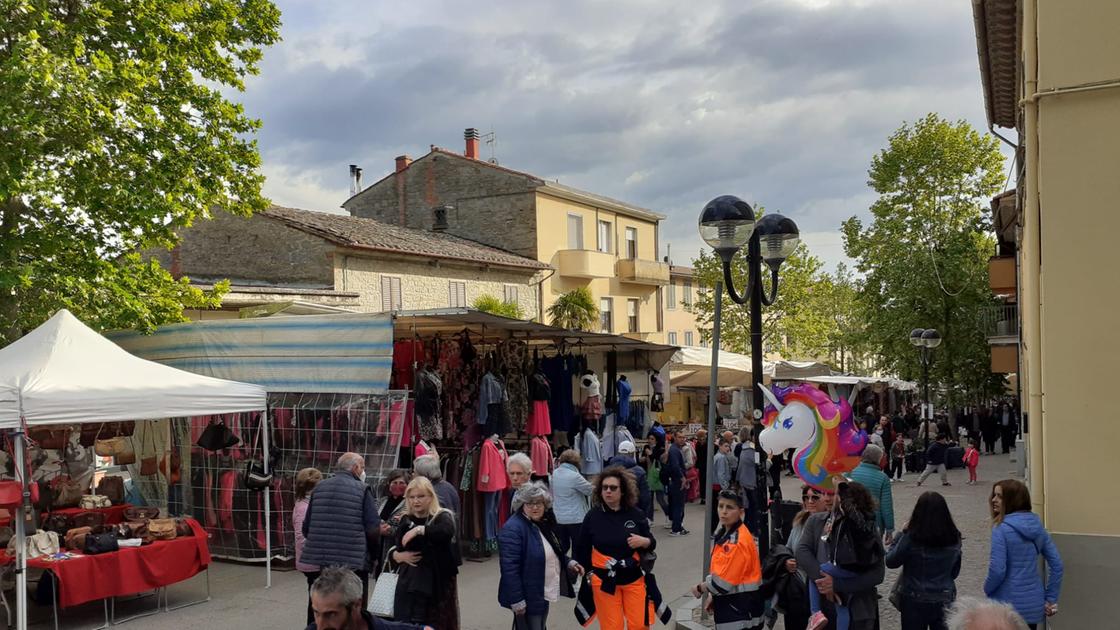 https://www.lanazione.it/image-service/view/acePublic/alias/contentid/MDlmOGY1NTUtZWU3MS00/0/fiera.jpeg?f=16:9&w=1200&h=630