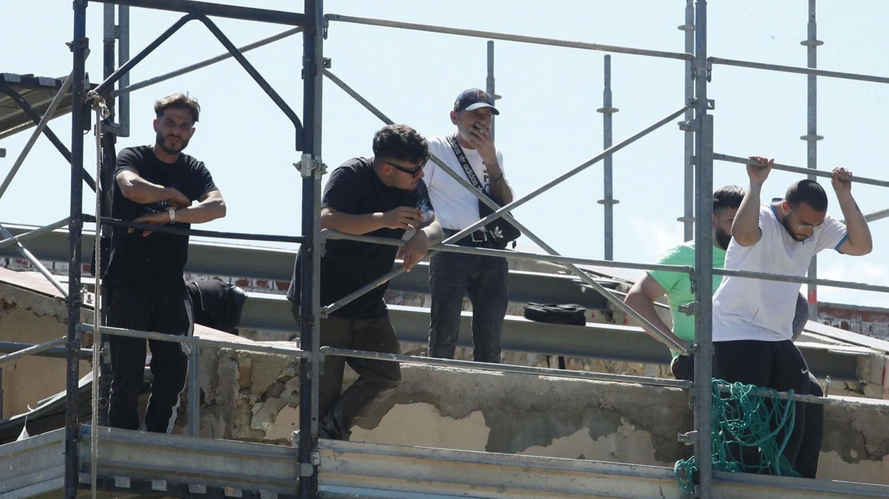 Gli operai sono tornati a ’occupare’ il cantiere allestito sul tetto della scuola primaria ’Rodari’ a Castellina Scalo: chiedono di essere pagati Gli operai sono tornati a ’occupare’ il cantiere allestito sul tetto della scuola primaria ’Rodari’ a Castellina Scalo: chiedono di essere pagati