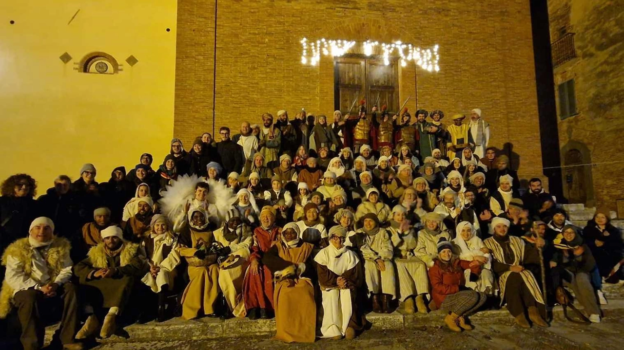 Grande successo per il Presepe vivente: 74 figuranti in tutto, tra loro anche un gruppo di uomini provenienti dal Cas di Bettolle e di donne dal Cas di Asciano Grande successo per il Presepe vivente: 74 figuranti in tutto, tra loro anche un gruppo di uomini provenienti dal Cas di Bettolle e di donne dal Cas di Asciano