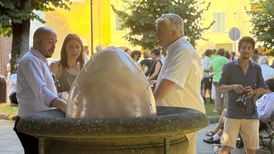 L’installazione si ispira proprio a questo insetto che vive nei boschi del Casentino e soprattutto al feromone emanato per farsi trovare dalle femmine L’installazione si ispira proprio a questo insetto che vive nei boschi del Casentino e soprattutto al feromone emanato per farsi trovare dalle femmine