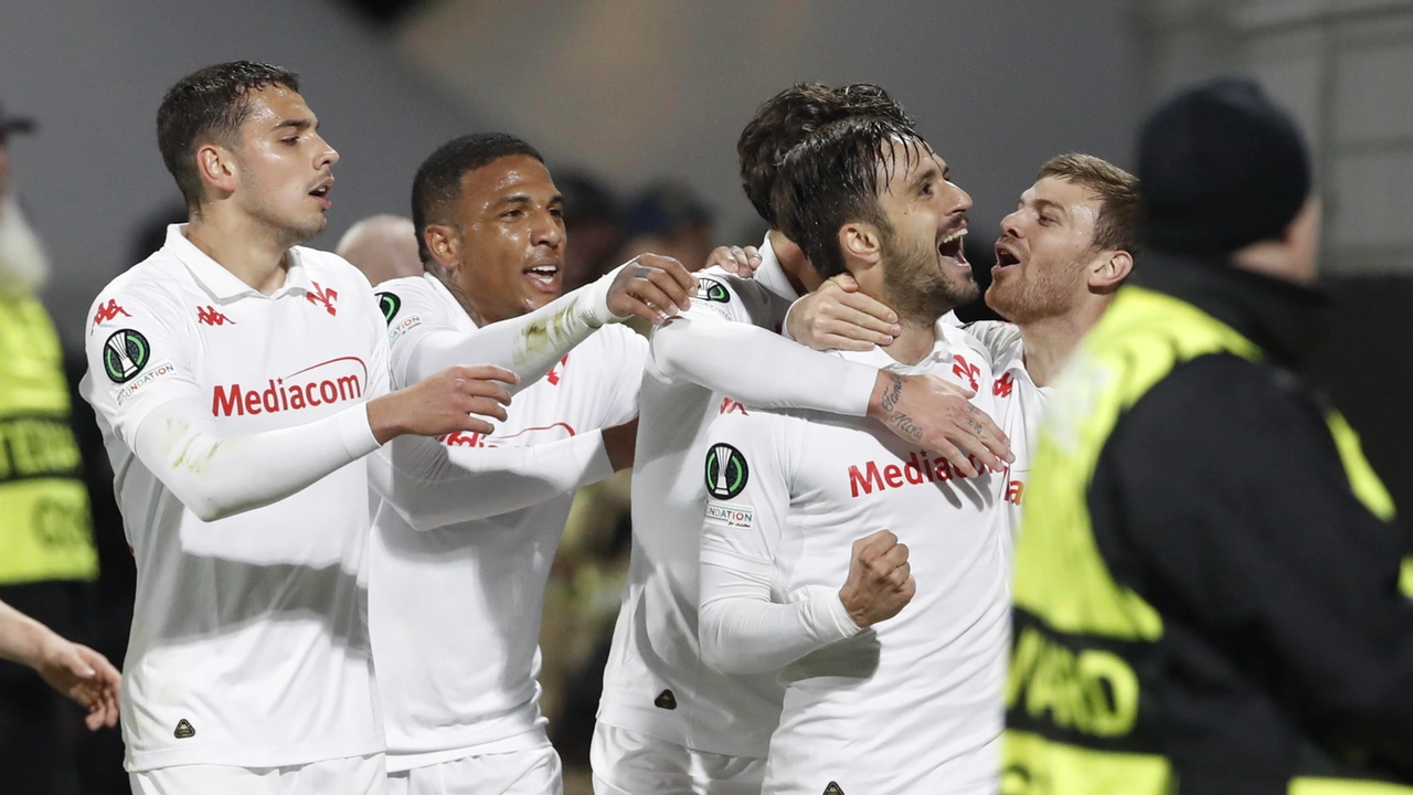 L'esultanza della Fiorentina, che strappa la vittoria in terra slovena nell'andata dei quarti di Conference League