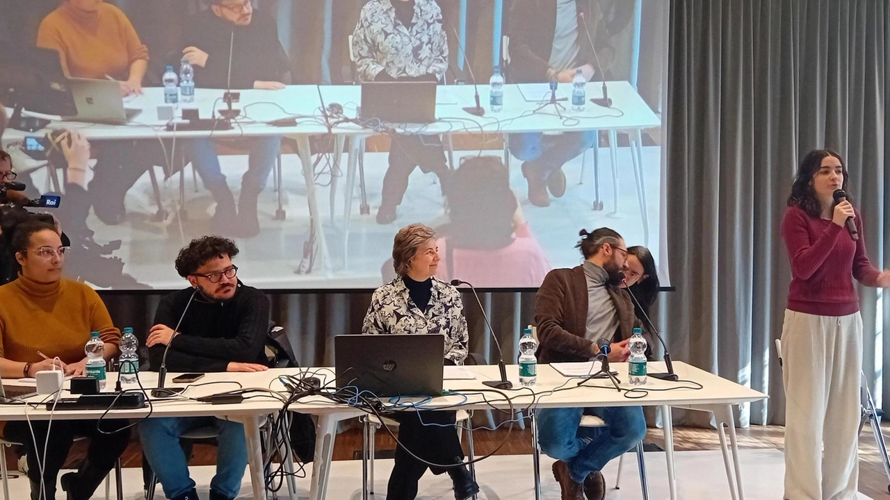 L’incontro organizzato da Elena Dottore, alunna della quinta liceo linguistico Livi . La giovane ha contattato in rete l’attivista egiziano che ha accettato l’invito a scuola. L’incontro organizzato da Elena Dottore, alunna della quinta liceo linguistico Livi . La giovane ha contattato in rete l’attivista egiziano che ha accettato l’invito a scuola.