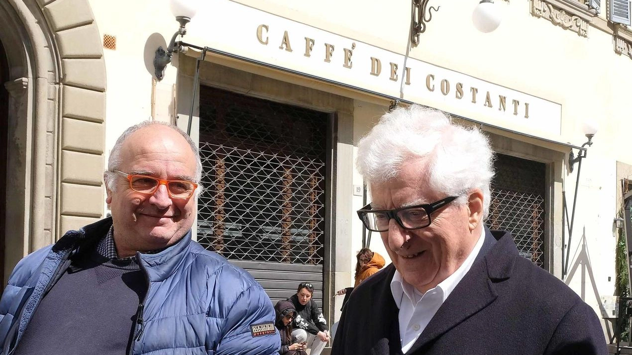 Patrizio Bertelli davanti al Caffè dei Costanti di piazza San Francesco Patrizio Bertelli davanti al Caffè dei Costanti di piazza San Francesco