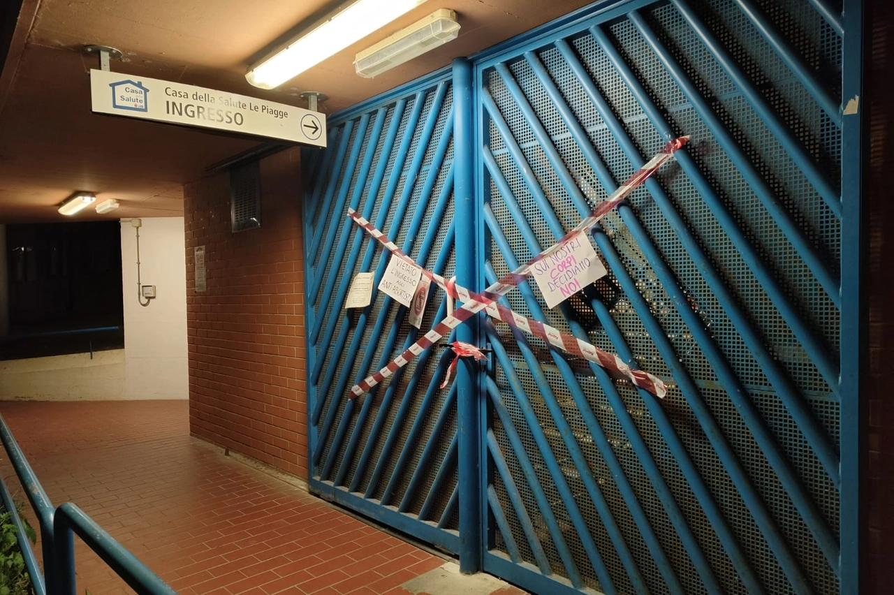 Azione notturna di Non una di meno ai consultori di Firenze