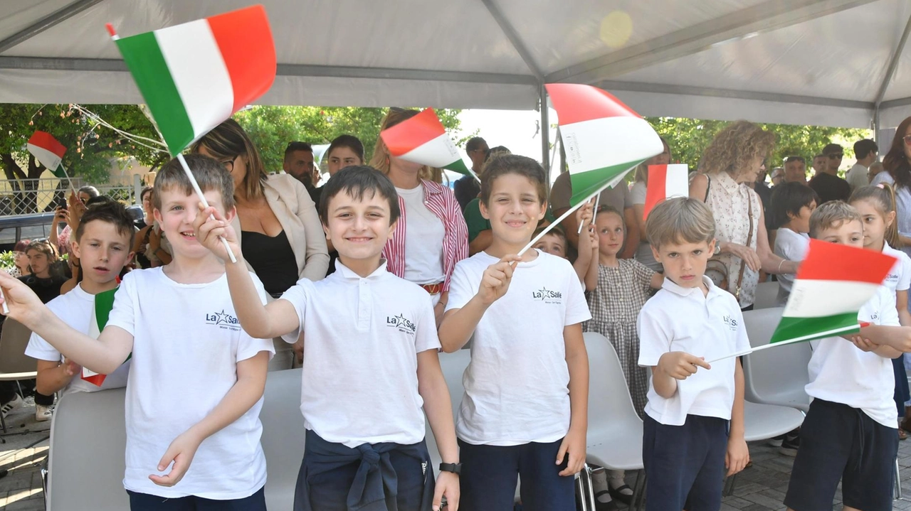 Alcuni momenti della cerimonia in piazza Garibaldi (foto di Paola Nizza) Alcuni momenti della cerimonia in piazza Garibaldi (foto di Paola Nizza)