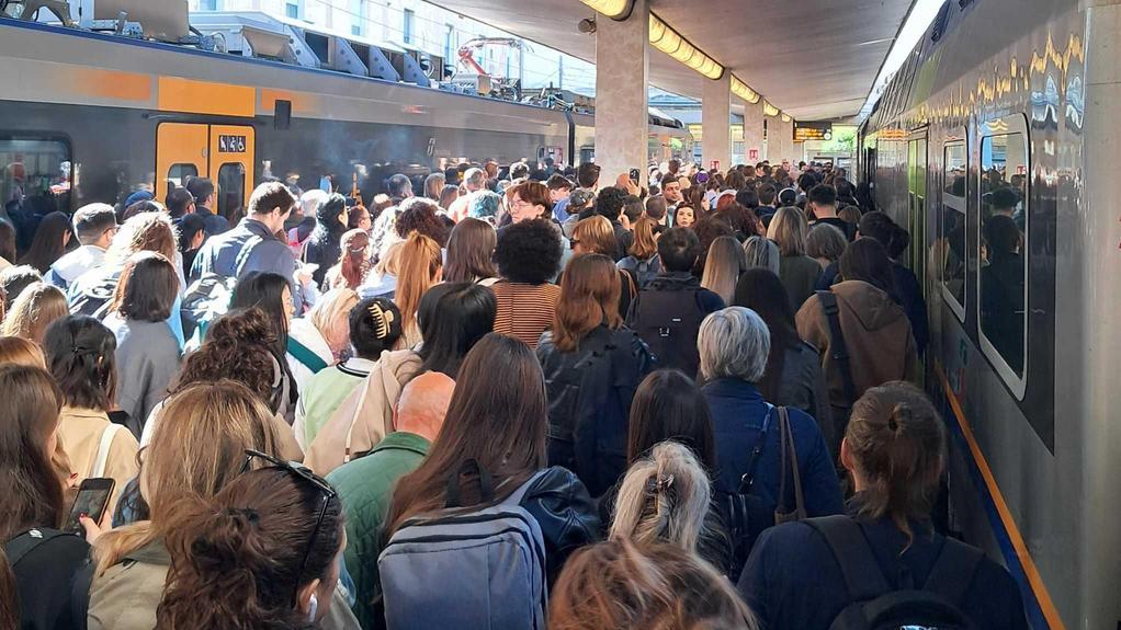 Persone non autorizzate sui binari. Altra mattinata di caos per i treni Persone non autorizzate sui binari. Altra mattinata di caos per i treni
