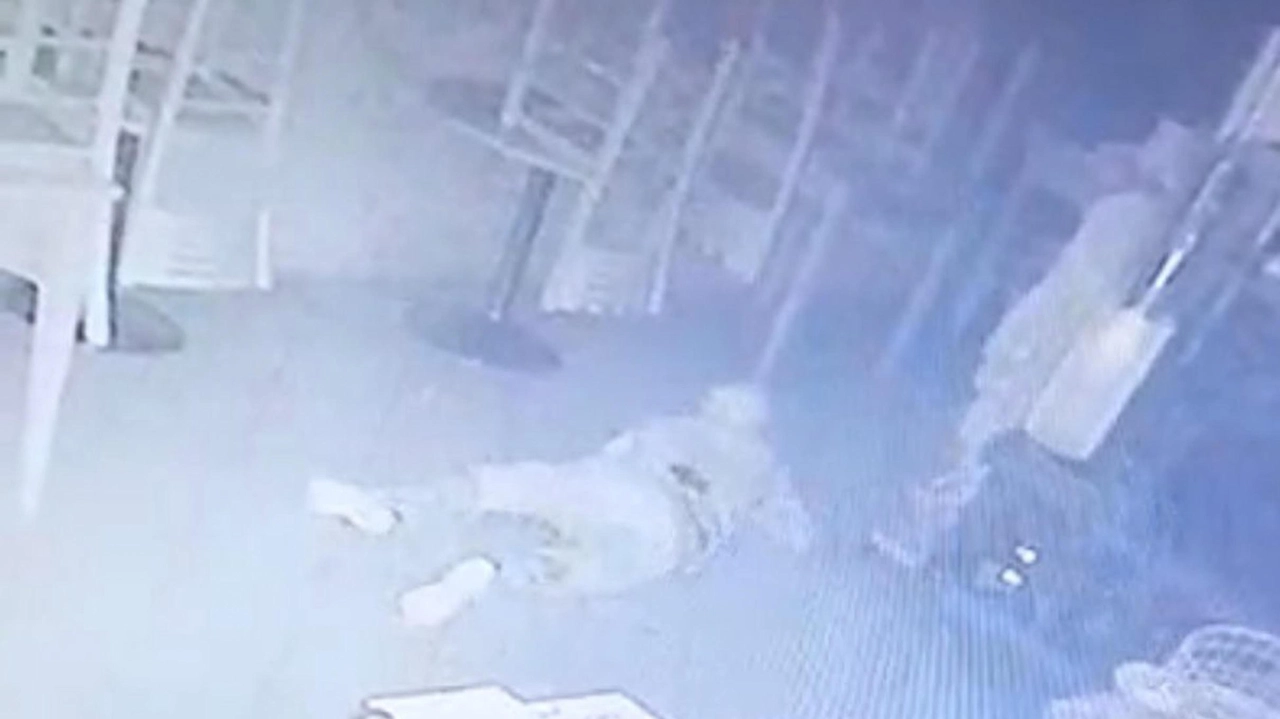 Un frame delle telecamere a circuito chiuso del locale che hanno ripreso i tre ladri Un frame delle telecamere a circuito chiuso del locale che hanno ripreso i tre ladri