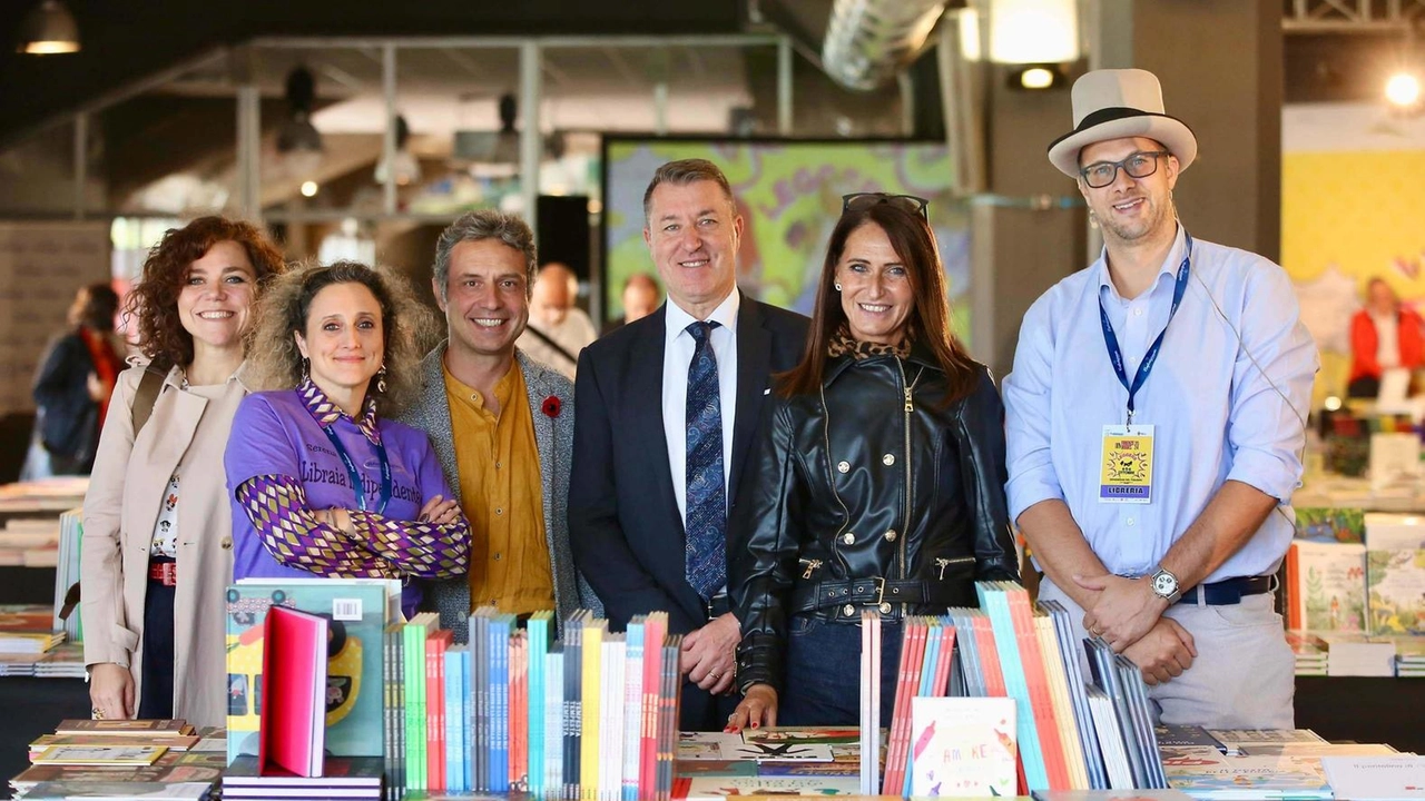 Iniziato ’Firenze Books’: fino a domani l’Ippodromo del Visarno sarà una grande libreria con proposte per tutti Iniziato ’Firenze Books’: fino a domani l’Ippodromo del Visarno sarà una grande libreria con proposte per tutti