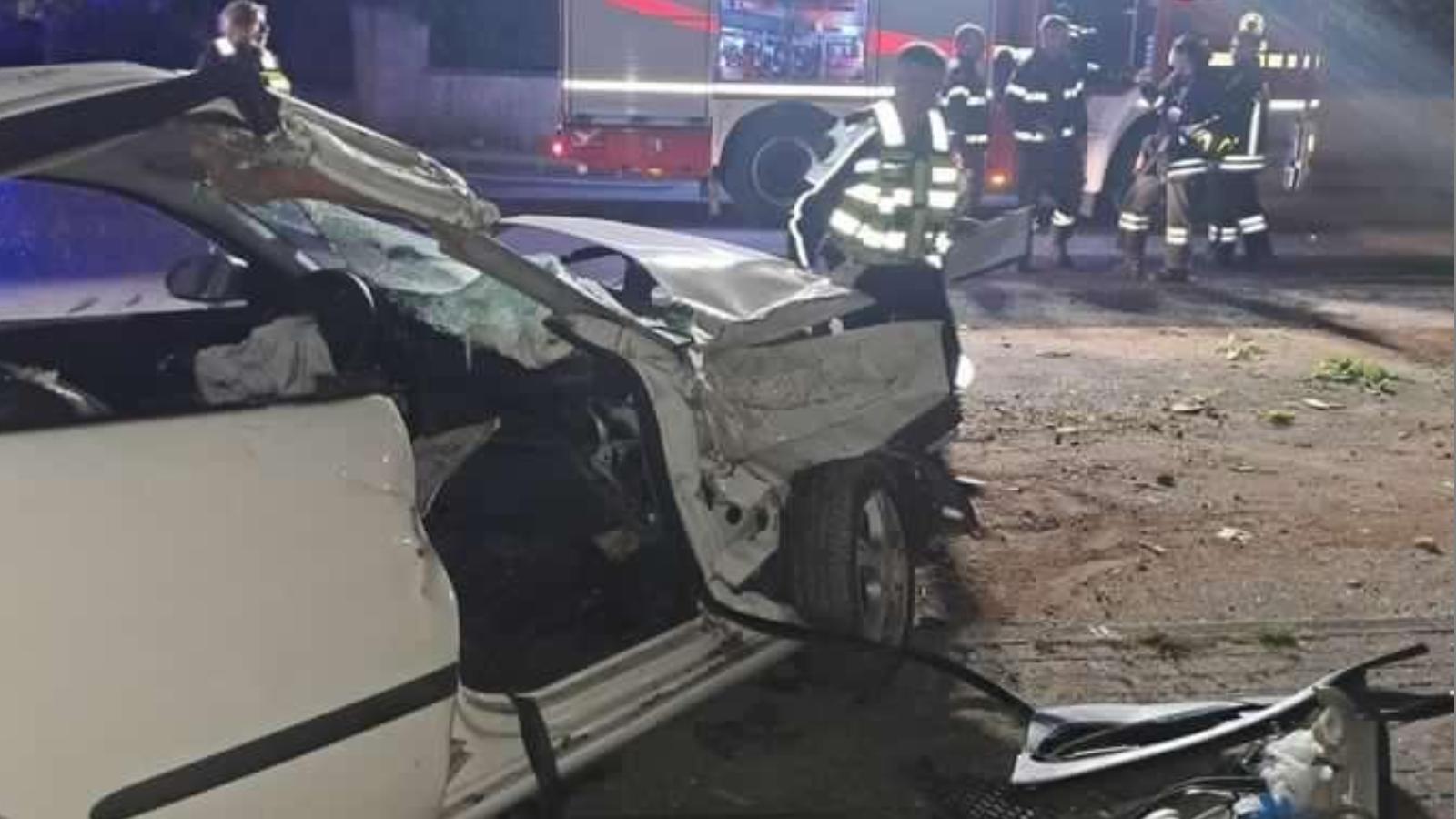 Auto contro albero, l’incidente nella notte. Una ragazza estratta dalle lamiere Auto contro albero, l’incidente nella notte. Una ragazza estratta dalle lamiere