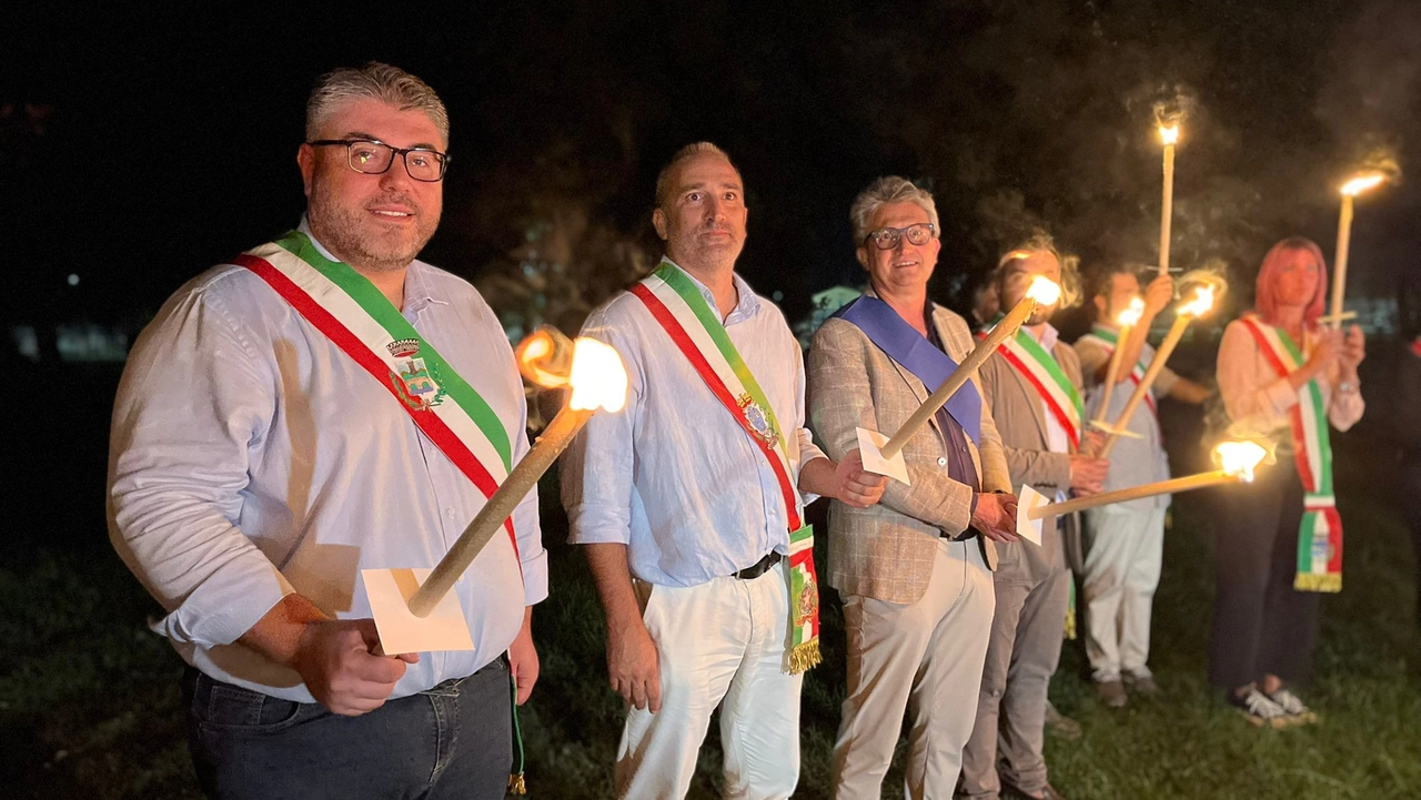 Presenti alla fiaccolata il sindaco di San Giuliano Terme Matteo Cecchelli, il sindaco di Calci Massimiliano Ghimenti, il sindaco di Vecchiano Massimiliano Angori
