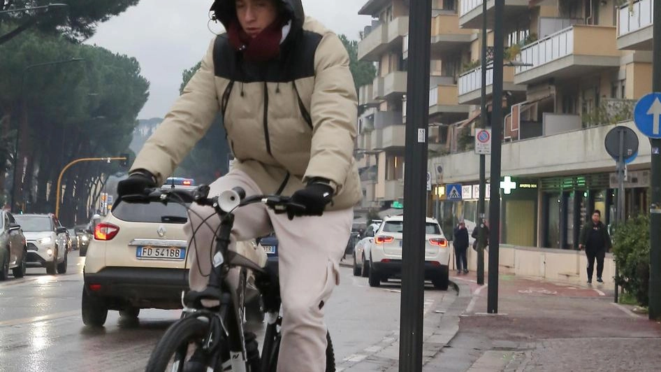 Martedì filo diretto con l’assessore Giorgio. Ora il monitoraggio, sanzioni tra due mesi. Dal 2026 il divieto si allargherà ad altri mezzi. .