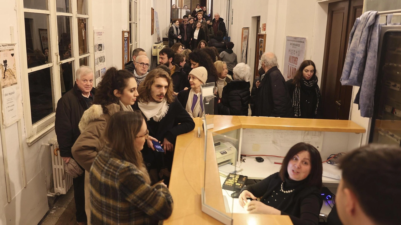 Voglia di cinema: tanti giovani nella sala esaurita, molti costretti a rinunciare Voglia di cinema: tanti giovani nella sala esaurita, molti costretti a rinunciare