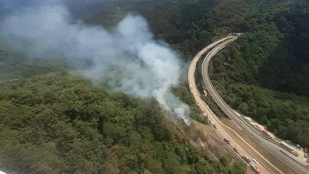 Incendio lungo l’autostrada, Panoramica temporaneamente chiusa: tratto riaperto Incendio lungo l’autostrada, Panoramica temporaneamente chiusa: tratto riaperto