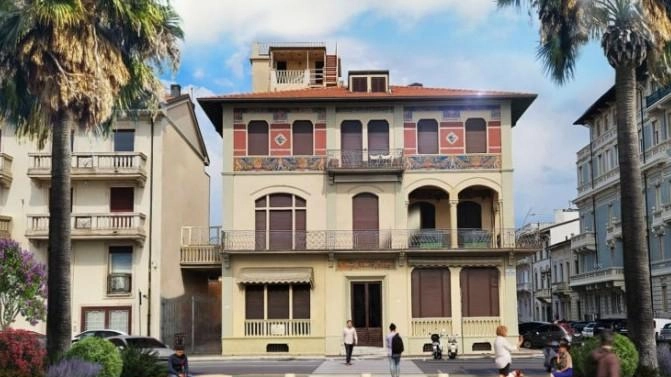 La Soprintendenza ha già dato il via libera e il cantiere procederà per lotti . La volontà del sindaco Del Ghingaro è avviare i lavori prima del Carnevale. "Viareggio merita un ’salotto’ all’altezza della sua storia e delle sue ambizioni". La Soprintendenza ha già dato il via libera e il cantiere procederà per lotti . La volontà del sindaco Del Ghingaro è avviare i lavori prima del Carnevale. "Viareggio merita un ’salotto’ all’altezza della sua storia e delle sue ambizioni".