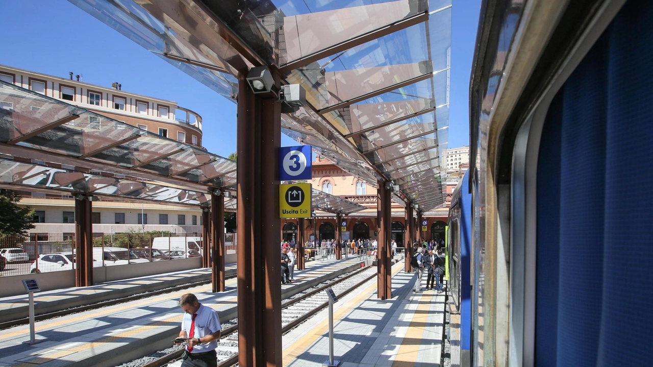 La stazione di Perugia Sant’Anna e, in alto, i lavori lungo la ex Fcu La stazione di Perugia Sant’Anna e, in alto, i lavori lungo la ex Fcu