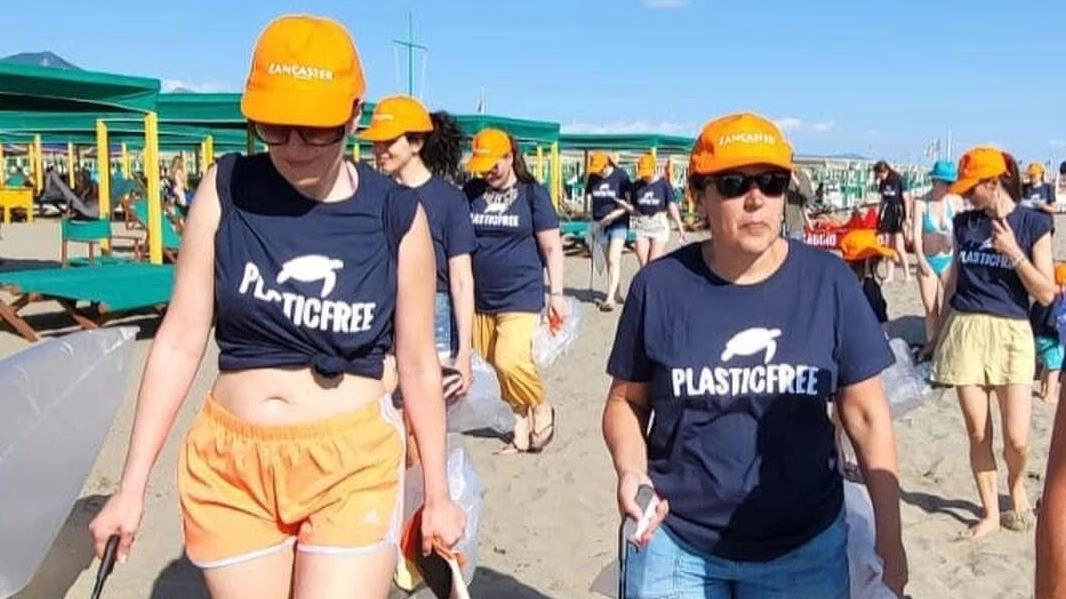 Maxi pulizia delle spiagge. In campo anche i detenuti