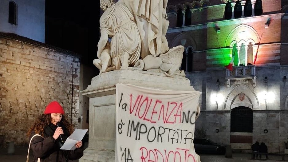 Manifestazione in piazza Dante e nelle vie nel cuore della città con cartelli riportanti i nomi delle donne vittime di femminicidio. Luci speciali illuminano il Comando dell’Arma e la Questura. Manifestazione in piazza Dante e nelle vie nel cuore della città con cartelli riportanti i nomi delle donne vittime di femminicidio. Luci speciali illuminano il Comando dell’Arma e la Questura.