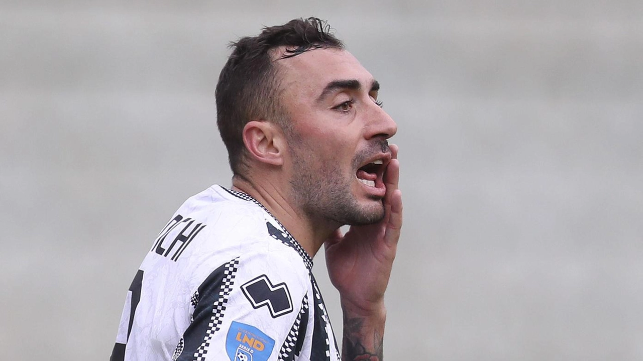 La sconfitta contro la Fezzanese complica la corsa ai play-off del Siena. Infortuni e tifosi delusi aggravano la situazione.