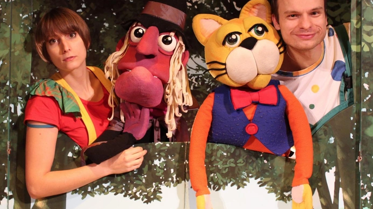 I due attori e i loro burattini nello spettacolo ’Il gatto senza stivali’ in programma domani al Minimal Teatro di Empoli I due attori e i loro burattini nello spettacolo ’Il gatto senza stivali’ in programma domani al Minimal Teatro di Empoli