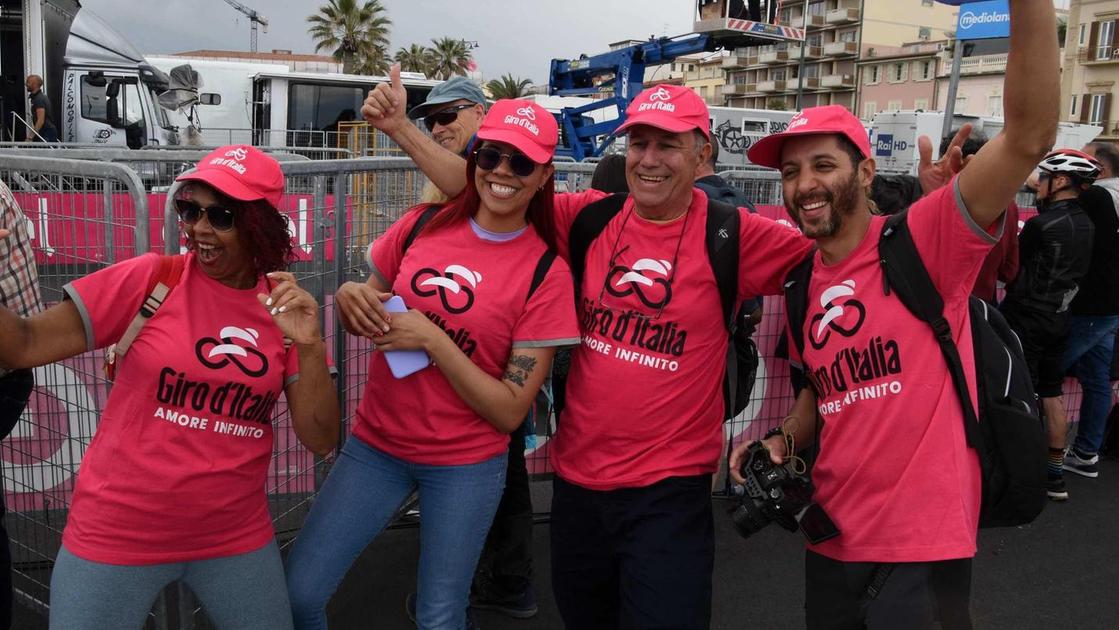 Uno sfondo di yacht . La carovana rosa saluta oggi la città. Il via a mezzogiorno Uno sfondo di yacht . La carovana rosa saluta oggi la città. Il via a mezzogiorno