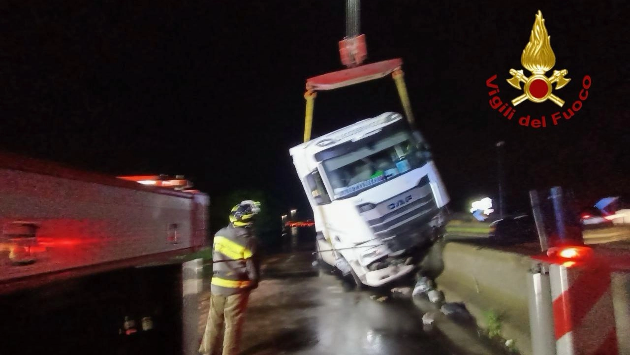 Camion contro il new jersey, traffico in tilt lungo la E45