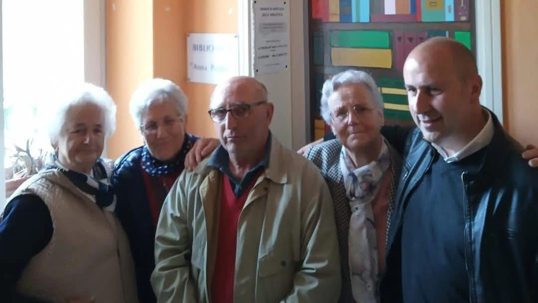 Al centro Mario Ulivi insieme alla moglie Luciana e al sindaco Maurizio Verona