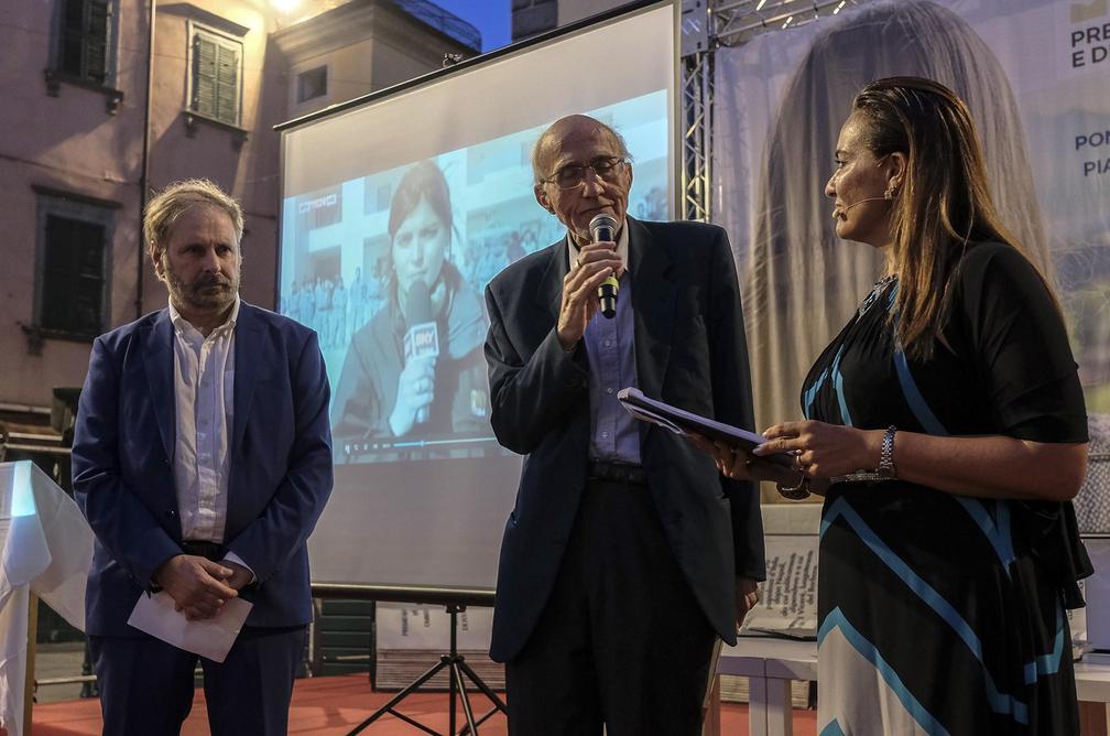 https://www.lanazione.it/image-service/view/acePublic/alias/contentid/MGEyZmQzMGQtYmNhNy00/0/pontremoli-i-libri-e-la-famiglia-nuovo-premio-per-andrea-vitali.jpeg