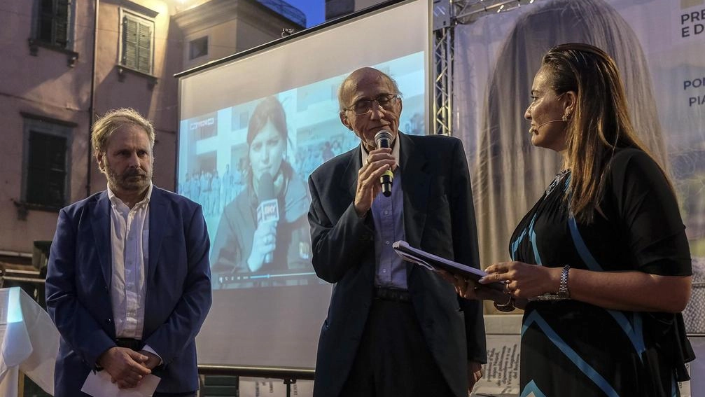 Lo scrittore conquista la giuria con “Eredi Piedivico e Famiglia” dopo la vittoria al Bancarella nel 2006. Il promotore Bordignon: "Il concorso ci spinge a riflettere promuovere una nuova stagione di fiducia". Lo scrittore conquista la giuria con “Eredi Piedivico e Famiglia” dopo la vittoria al Bancarella nel 2006. Il promotore Bordignon: "Il concorso ci spinge a riflettere promuovere una nuova stagione di fiducia".
