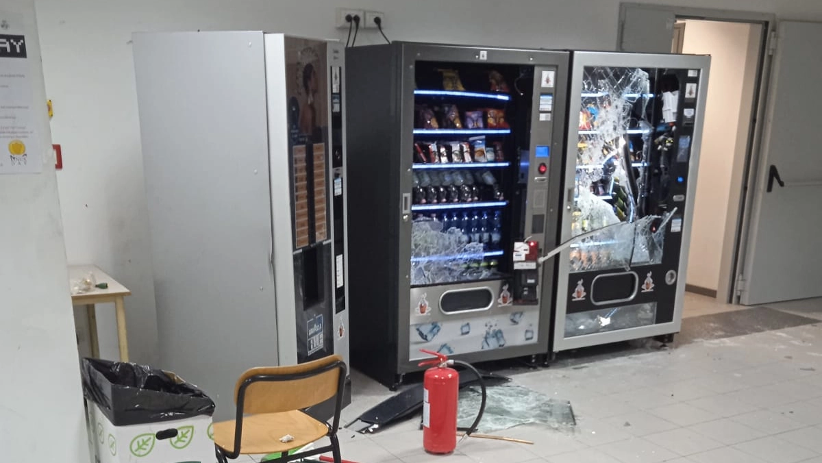I distributori di merendine e caffè danneggiati e sfondati con l’estintore I distributori di merendine e caffè danneggiati e sfondati con l’estintore