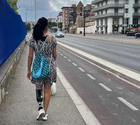 Due anni dall’incidente in cui perse la gamba: "Basta mezzi pesanti senza sensori in città"