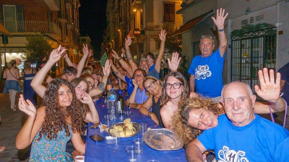 Le celebrazioni per il compleanno del Palio, inaugurate dal ’Simon Boccanegra’, si chiuderanno il 10. Stasera, con la tradizionale sfilata, parte la sfida vera e propria. Tre giorni esplosivi di gare e folklore. Le celebrazioni per il compleanno del Palio, inaugurate dal ’Simon Boccanegra’, si chiuderanno il 10. Stasera, con la tradizionale sfilata, parte la sfida vera e propria. Tre giorni esplosivi di gare e folklore.