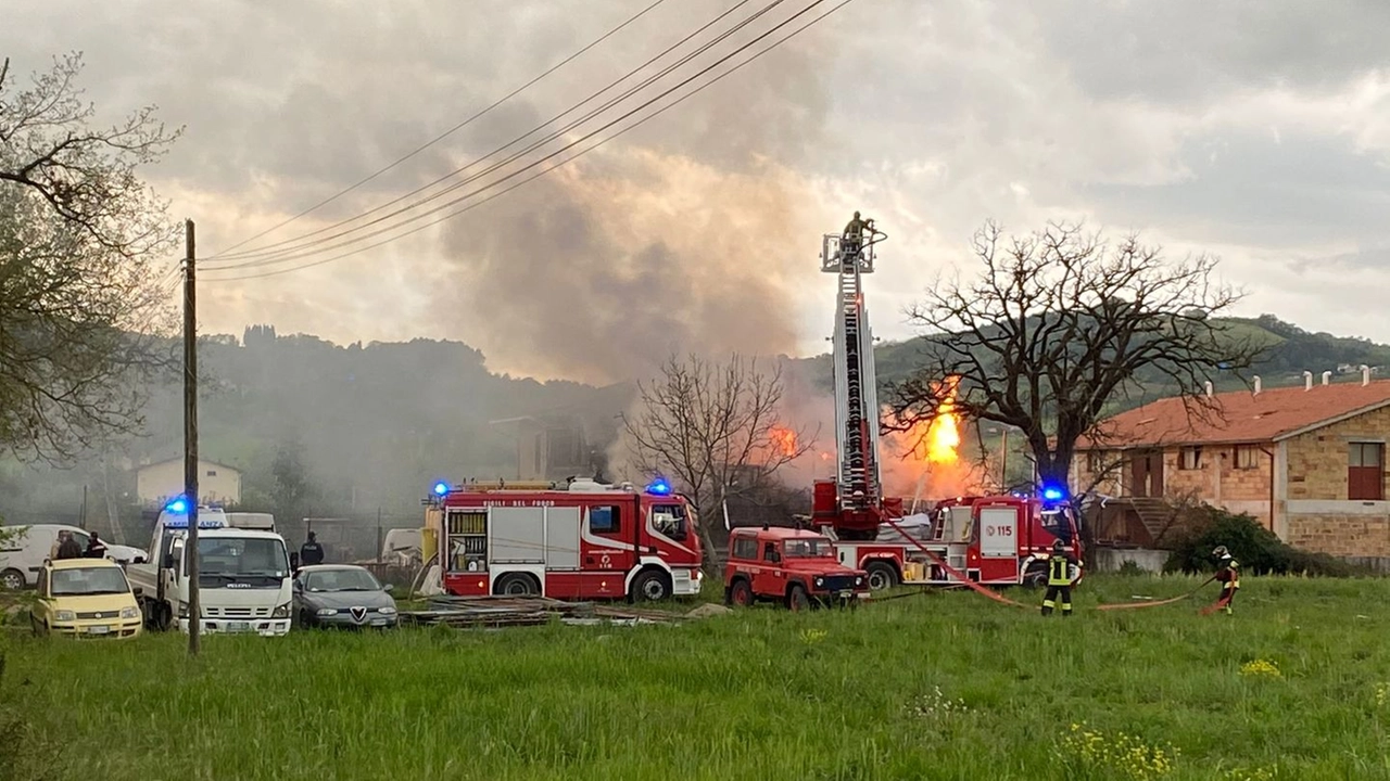 L'incendio nella fabbrica a Gubbio L'incendio nella fabbrica a Gubbio