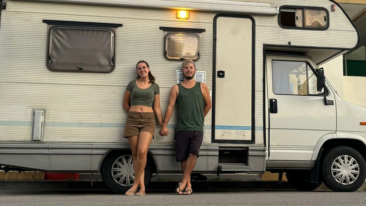 Fernando e la moglie davanti al camper che è la loro casa Fernando e la moglie davanti al camper che è la loro casa