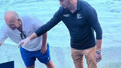 Il presidente del Parco Lorenzo Viviani durante il salvataggio della tartaruga Il presidente del Parco Lorenzo Viviani durante il salvataggio della tartaruga