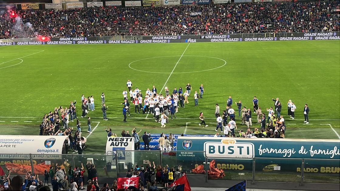 Pisa in A, la grande festa: all’Arena l’abbraccio tra giocatori e tifosi Pisa in A, la grande festa: all’Arena l’abbraccio tra giocatori e tifosi