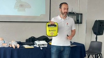 Defibrillatore, ecco come si fa. L’esperto: “In caso di emergenza tutti possono usarlo”