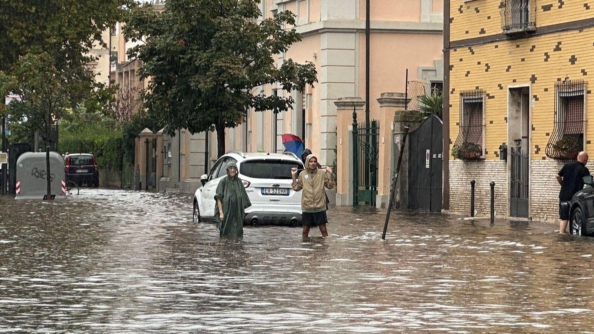 Ore d’ansia dalla costa all’entroterra. Decine d’interventi dei vigili del fuoco fra Pisa, Livorno e la Versilia. Allagata Campi Bisenzio, già alluvionata a novembre. E nel Pratese esonda di nuovo il torrente Stregale. Ore d’ansia dalla costa all’entroterra. Decine d’interventi dei vigili del fuoco fra Pisa, Livorno e la Versilia. Allagata Campi Bisenzio, già alluvionata a novembre. E nel Pratese esonda di nuovo il torrente Stregale.