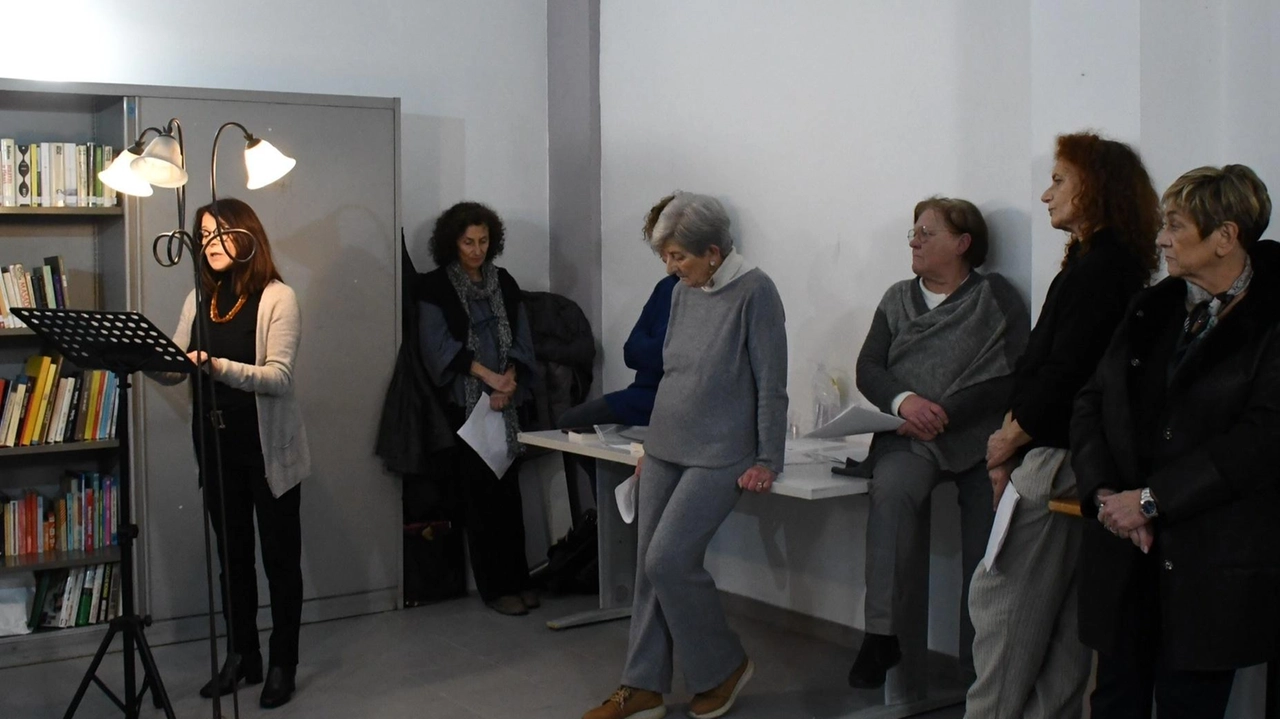 L’inaugurazione della biblitoeca con le attrici di Spazio Alberica del laboratorio permanente. di Andrea Battistini L’inaugurazione della biblitoeca con le attrici di Spazio Alberica del laboratorio permanente. di Andrea Battistini