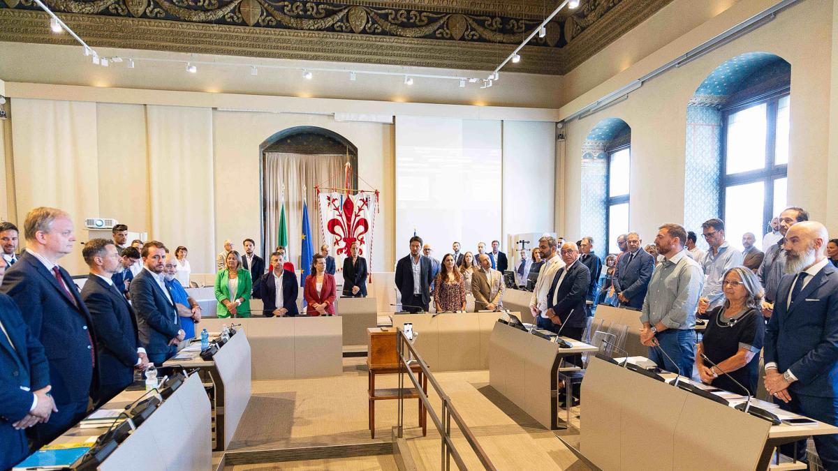 https://www.lanazione.it/image-service/view/acePublic/alias/contentid/MGFiOGIwODgtZWViNi00/0/una-seduta-del-consiglio-comunale.jpeg