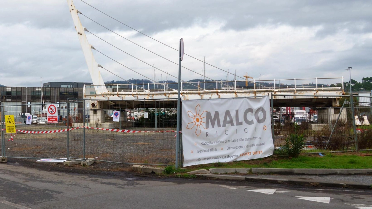 Il cantiere allestito dalla Nuova Malco per la demolizione dell’impalcato del ponte Il cantiere allestito dalla Nuova Malco per la demolizione dell’impalcato del ponte