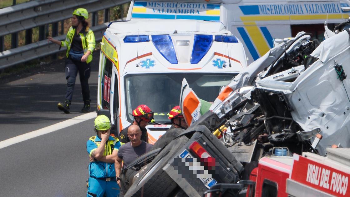 ho visto il tir piombare sulle auto in coda ambulanza schiacciata con le vittime il racconto del testimone