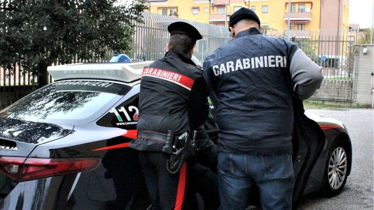 Botte a sangue dal marito, si salva grazie alla vicina: scatta il codice rosso Botte a sangue dal marito, si salva grazie alla vicina: scatta il codice rosso