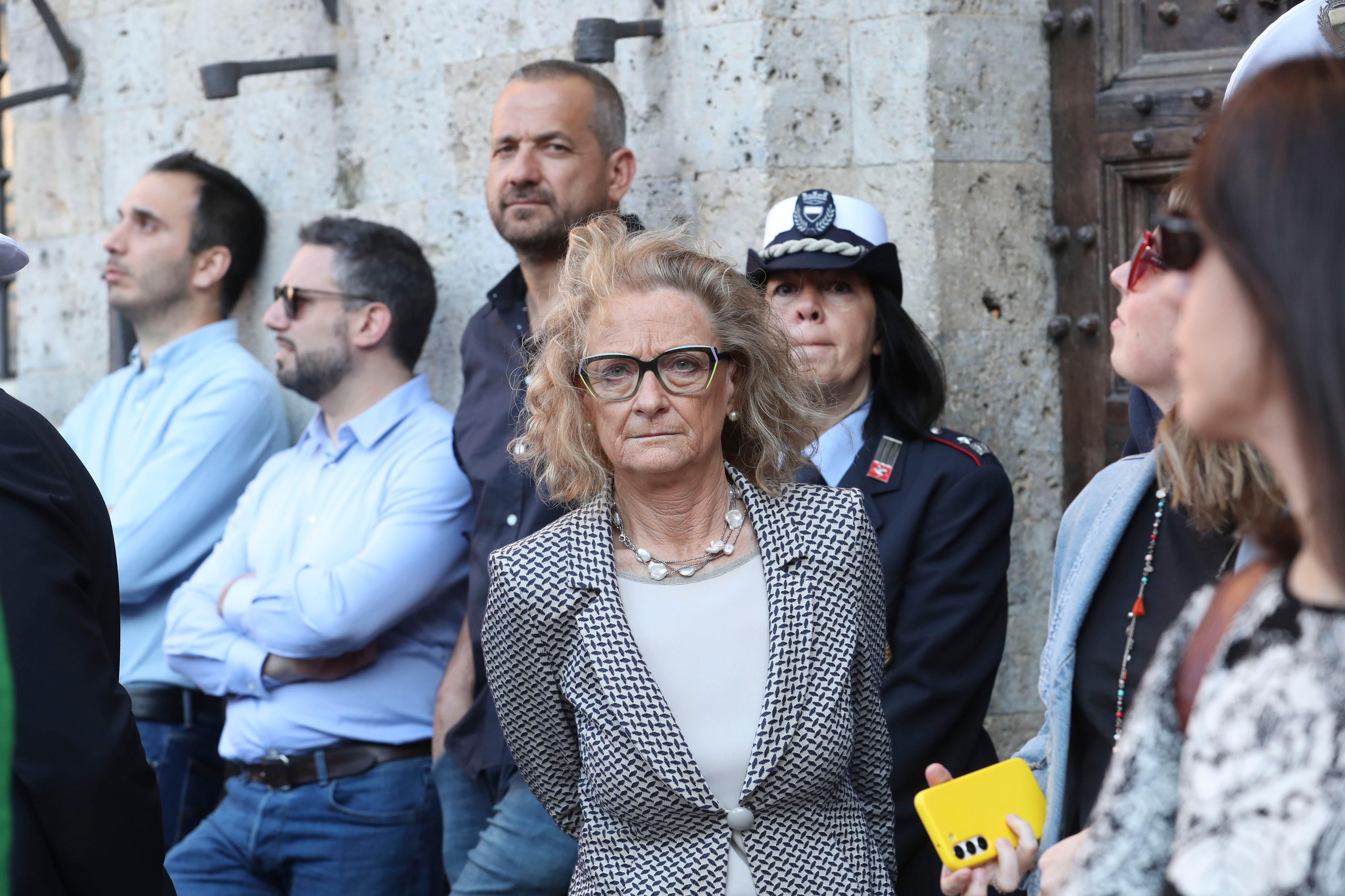 Sarà il Palio delle quattro verdi. Due coppie di avversarie in Piazza Sarà il Palio delle quattro verdi. Due coppie di avversarie in Piazza