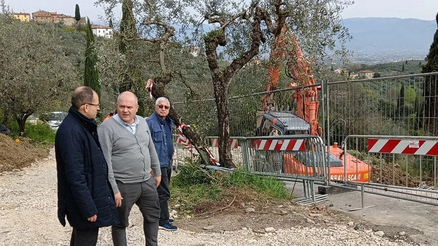 Il sopralluogo del sindaco Gabriele Romiti a Lucciano lo scorso aprile Il cantiere dovrebbe aprire alla fine del mese di maggio Il sopralluogo del sindaco Gabriele Romiti a Lucciano lo scorso aprile Il cantiere dovrebbe aprire alla fine del mese di maggio