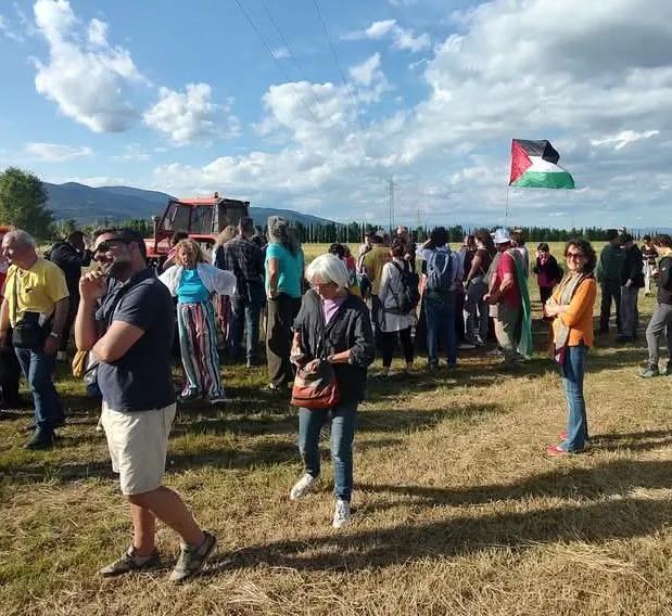 https://www.lanazione.it/image-service/view/acePublic/alias/contentid/MGFkMWJiMGQtMDY3MC00/0/il-campeggio-no-base-presidio-a-san-piero.jpeg?f=1.90:1&w=1200