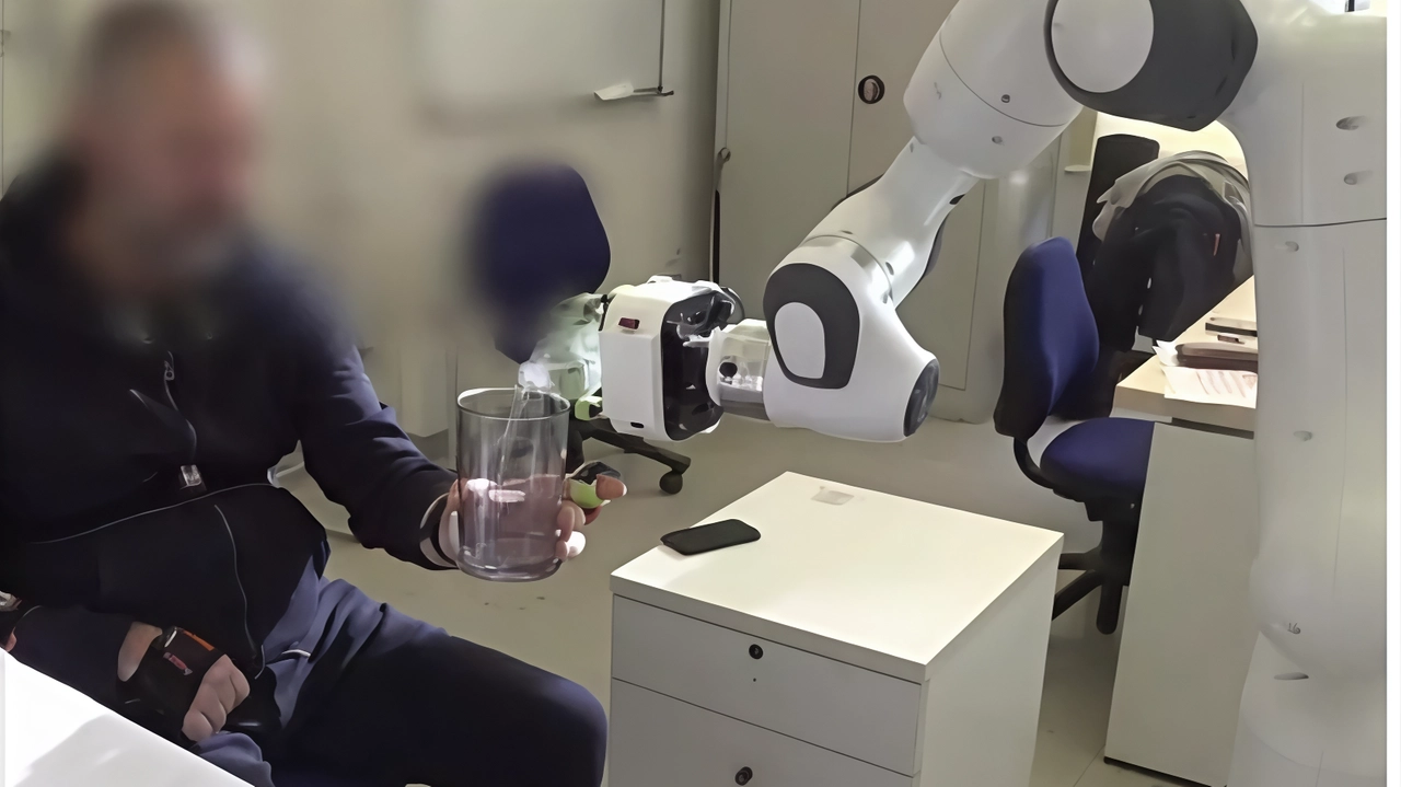 Il braccio robotico è in grado di versare l’acqua in un bicchiere e di compiere movimenti Funziona su impulso di sensori Il braccio robotico è in grado di versare l’acqua in un bicchiere e di compiere movimenti Funziona su impulso di sensori