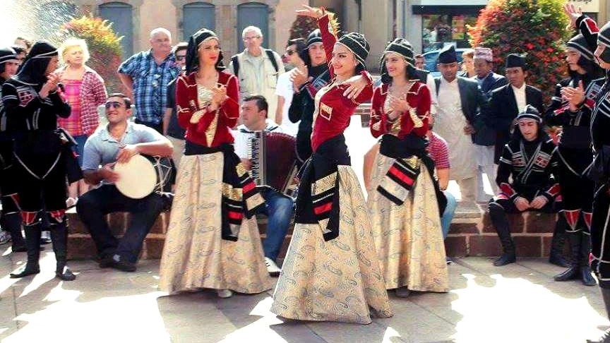 Uno dei gruppi che prende parte alla Rassegna Internazionale del Folklore che si svolge a Castiglione del Lago Uno dei gruppi che prende parte alla Rassegna Internazionale del Folklore che si svolge a Castiglione del Lago