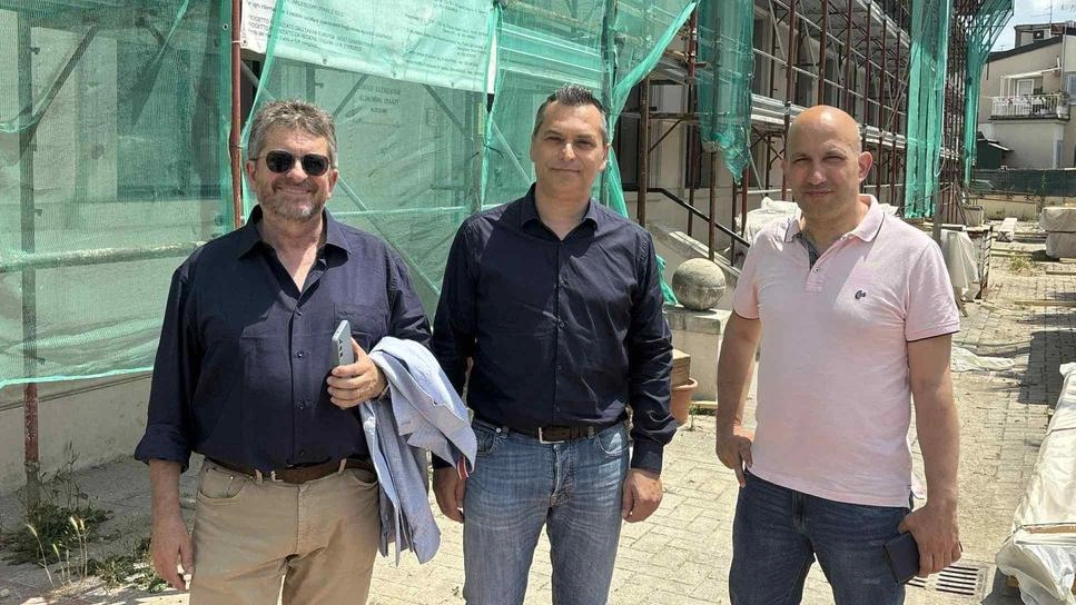 Da due anni gli alunni sono stati trasferiti nel capoluogo . Poi è arrivata la firma dell’accordo che ha sbloccato i lavori. Da due anni gli alunni sono stati trasferiti nel capoluogo . Poi è arrivata la firma dell’accordo che ha sbloccato i lavori.